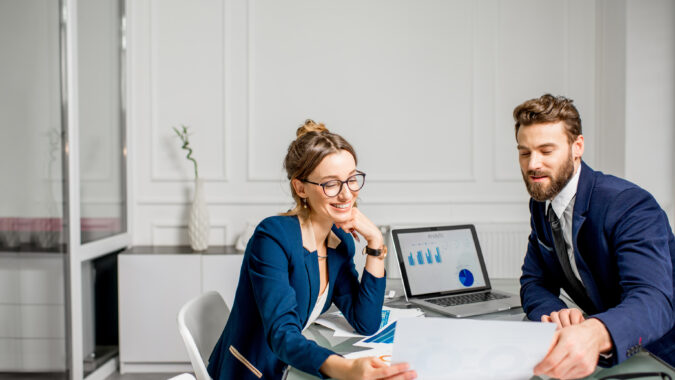 Eine Frau und ein Mann sprechen über Investitionen