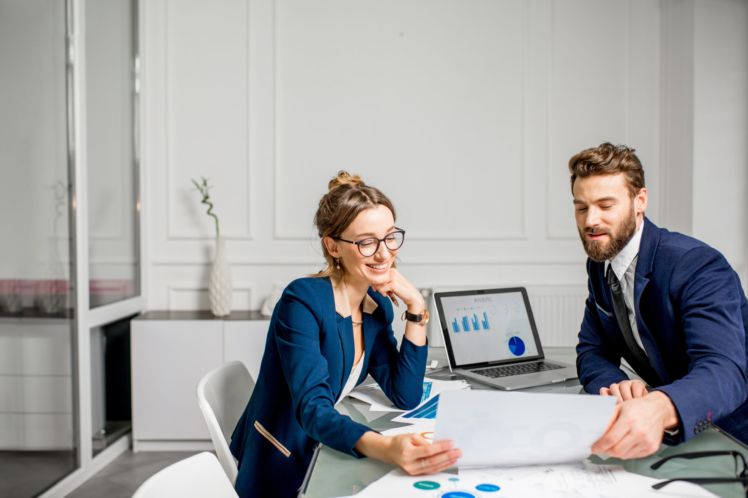 Eine Frau und ein Mann sprechen über Investitionen