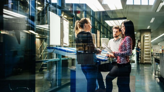 Team diskutiert in Produktionshalle