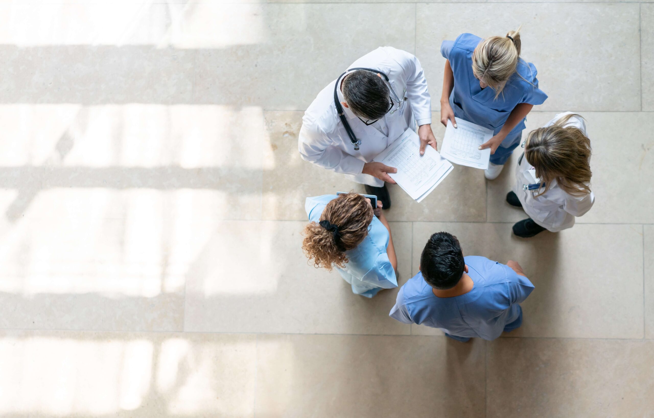 Medizinisches Personal spricht über Patientensicherheit