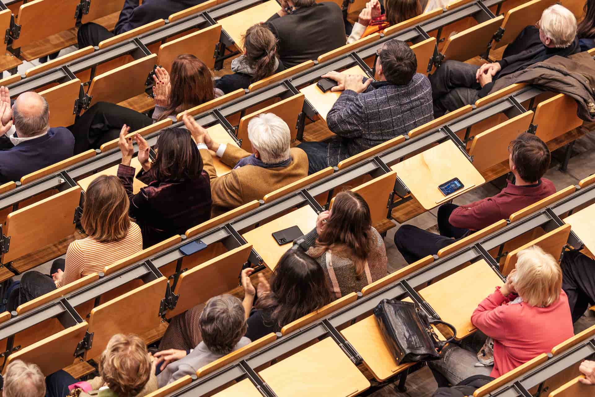 Vogelperspektive auf Studierende in einem Leersaal der TUM