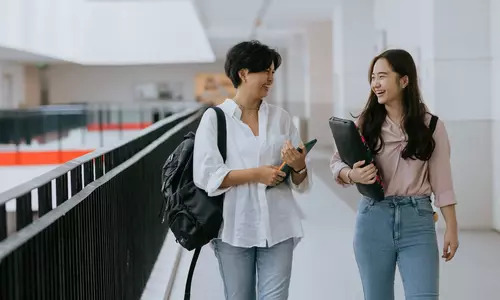 Zwei Studierende unterhalten sich in einem Gang der TUM